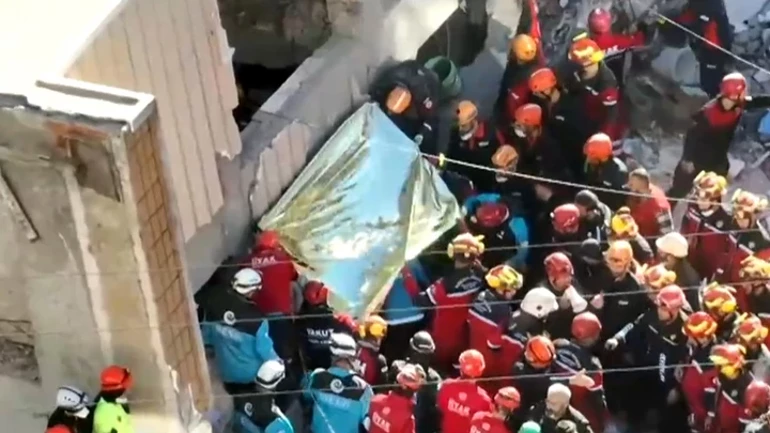 Τραγωδία στο Κοτζάελι – Η πολυκατοικία θάφτηκε στο χώμα: Νεκρά τα δύο παιδιά, ζωντανή η 18χρονη – Αγωνία για τους γονείς